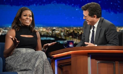 Đệ nhất phu nhân Mỹ nghẹn ngào vì sắp xa Nhà Trắng Đệ nhất phu nhân Mỹ Michelle Obama hôm 20/9 xuất hiện trong chương trình truyền hình "The Late Show With Stephen Colbert". Ảnh: CBS.