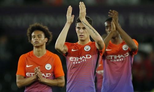 Man City chạm trán M.U ở vòng bốn Cup Liên đoàn Các cầu thủ Man City chào khán giả sau trận đấu. Ảnh: Reuters.