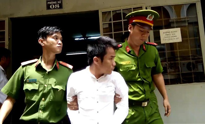 Bắt tại tòa người lên Facebook rao bán động vật hoang dã Tòa đã quyết định bắt giam bị cáo Khoa nhằm đảm bảo thi hành án trưa nay.
