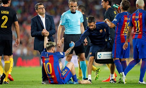 Messi dính chấn thương, nghỉ thi đấu ba tuần Chấn thương của Messi là mối lo với Barca lúc này. Ảnh: FCB.