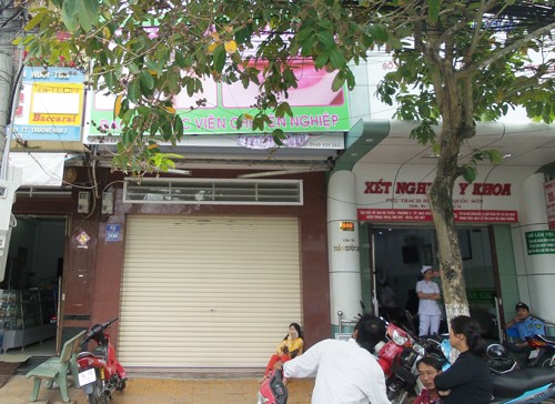 6 người bị điện giật bất tỉnh khi treo biển quảng cáo Hiện trường nơi xảy ra vụ việc. Ảnh: Phúc Hưng.
