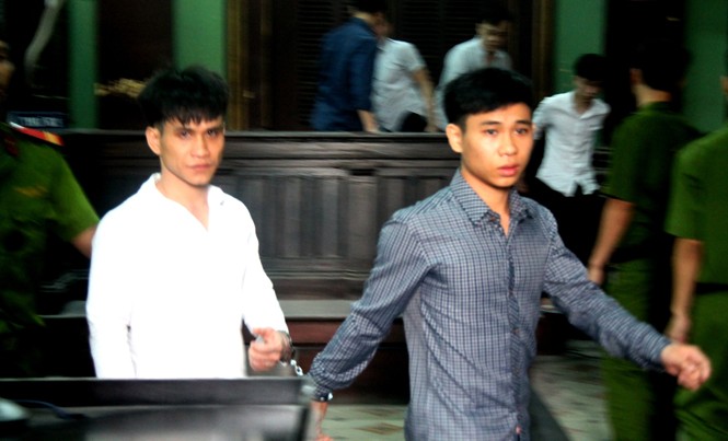 Bênh mẹ bị đánh, hai anh em dắt nhau vào tù vì giết người Bênh mẹ dẫn đến giết người, hai anh em Bảo và Vy cùng dắt nhau vào tù. Ảnh: Tân Châu.