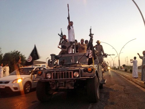 IS đánh bom thủ đô Iraq, 17 người chết Phiến quân Nhà nước Hồi giáo diễu hành ở thành phố Mosul, Iraq. Ảnh: AP.