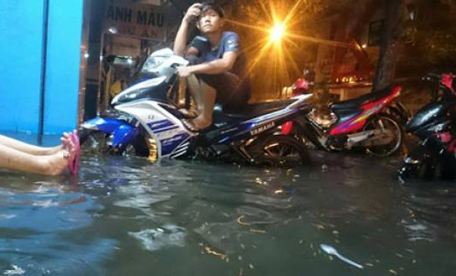 Chiều nay Sài Gòn tiếp tục có nguy cơ ngập úng 2 ngày qua TP.HCM liên tiếp có mưa lớn vào chiều tối khiến nhiều tuyến phố bị ngập sâu. Ảnh: Trần Cường.