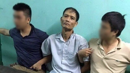 Nghi can sát hại 4 bà cháu định giết tiếp hai chủ nợ Nghi can Doãn Trung Dũng ở giữa.
