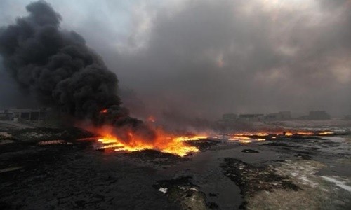 IS mất giếng dầu cuối cùng ở Iraq Lửa bốc lên từ các giếng dầu ở Qayyara, Iraq, hôm 29/8. Ảnh: Reuters.