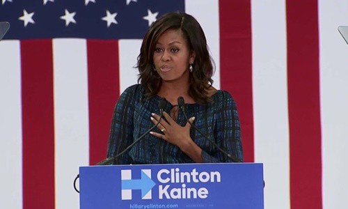 Đệ nhất phu nhân Mỹ công kích Donald Trump Đệ nhất phu nhân Mỹ Michelle Obama hôm qua phát biểu trước đám đông người ủng hộ bà Hillary Clinton tại Đại học La Salle ở Philadelphia. Ảnh: CNN