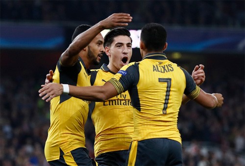 Arsenal thắng dễ khi Walcott lập cú đúp đầu tiên sau chín năm Walcott (trái) đang đạt phong độ cao, ghi bốn bàn trong ba trận gần nhất. Ảnh: Reuters.