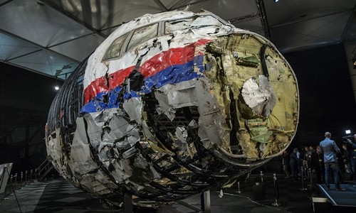 Hà Lan công bố danh tính hai người liên quan đến vụ rơi MH17 Mảnh vỡ máy bay MH17. Ảnh: Reuters.