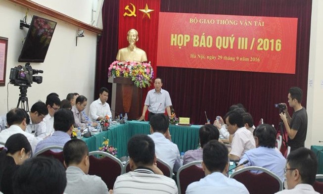 Cuối năm 2017 mới khai thác đường sắt Cát Linh-Hà Đông Thứ trưởng Nguyễn Hồng Trường trả lời báo chí về dự án Cát Linh - Hà Đông. Ảnh: Viết Long/PLTP