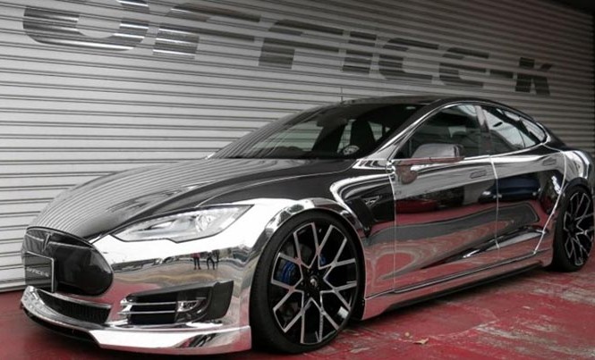 “Bỏng mắt” ngắm siêu xe điện Tesla Model S độ tráng bạc Mới đây, hãng độ nổi tiếng có tên Office-K tiếp tục cho ra mắt chiếc siêu xe điện Tesla Model S độ dàn áo mạ crôm bạc sáng loáng. Ngay khi xuất hiện, chiếc xe độ này đã nhanh chóng thu hút sự quan tâm của nhiều dân chơi xe trên toàn thế giới.
