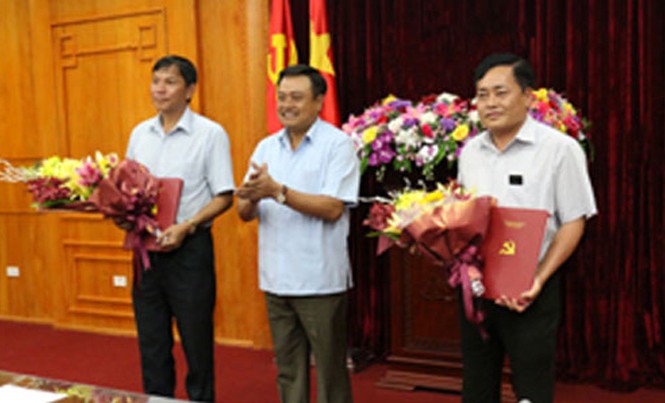 Ông Vũ Văn Quang làm Trưởng ban tổ chức Tỉnh ủy Lạng Sơn Bí thư Tỉnh ủy trao quyết định của Thủ tướng Chính phủ và Ban Thường vụ Tỉnh ủy cho ông Hồ Tiến Thiệu (bìa phải) và ông Vũ Văn Quang (bìa trái). Ảnh: Phùng Khiêm.