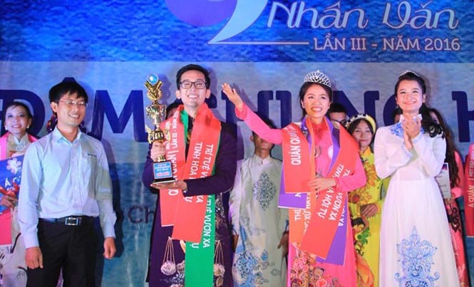 Lộ diện quán quân Nét đẹp sinh viên Nhân văn mùa thứ 3 Giây phút đăng quang của Quán quân nam và Quán quân nữ cuộc thi Nét đẹp sinh viên Nhân văn năm 2016.