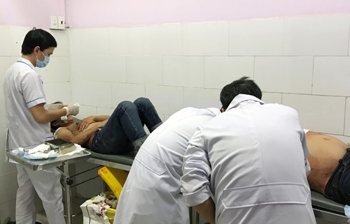 Nhóm thanh niên hỗn chiến ở phòng trọ, 4 người bị thương Nhóm thanh niên tham gia hỗn chiến đang điều trị tại bệnh viện. Ảnh: A.X.