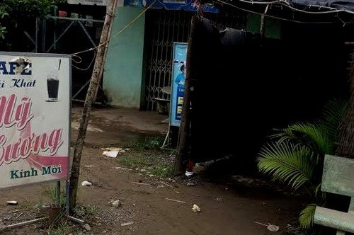 Nam thanh niên đâm chủ quán cà phê Quán cà phê, nơi nam thanh niên đâm chủ quán nhằm cướp tài sản. Ảnh: Hoàng Nam.
