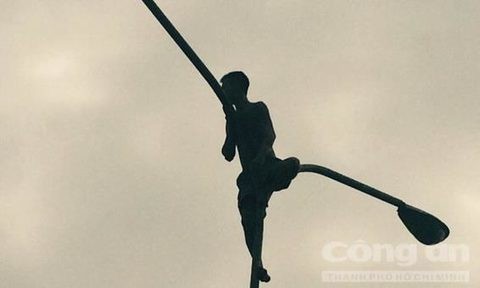 Học viên cai nghiện bỏ trốn, trèo lên cột điện cố thủ Một học viên trèo lên trụ điện.