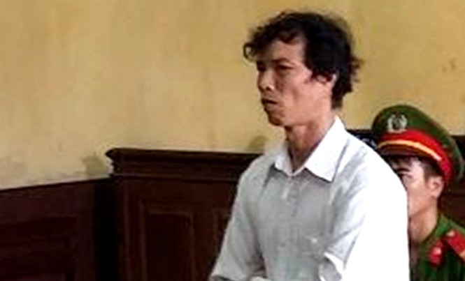 Bé gái 4 tuổi bị 'yêu râu xanh' hãm hại khi chở đi ăn sáng ‘Quỷ râu xanh’ Lê Văn Bắc tại phiên tòa. Ảnh: Tân Châu.