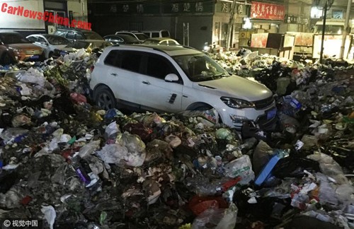Ôtô bị núi rác quây kín vì đỗ bừa bãi Chiếc Zotye ngập trong rác, tốn 206 USD thuê xe nâng đưa ra ngoài.