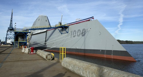 Khu trục hạm tối tân của Mỹ không có đạn để bắn Tàu USS Zumwalt neo đậu tại cảng Baltimore, Mỹ. Ảnh: AFP.