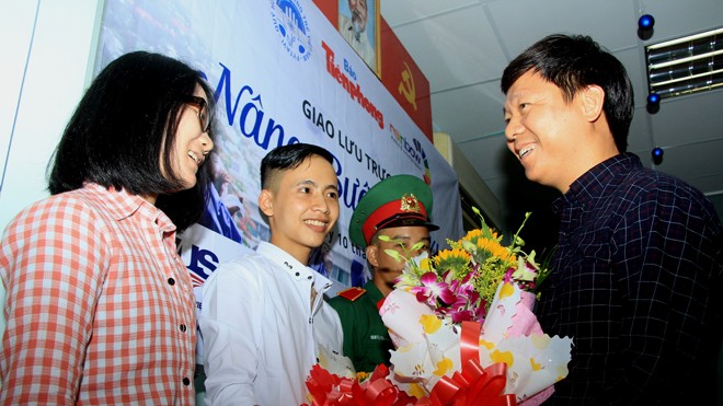 Học bổng 'Nâng bước thủ khoa': Những ước mơ được chắp cánh Nhà báo Trần Thanh Lâm - Phó tổng biên tập báo Tiền Phong, Phó giám đốc Quỹ hỗ trợ tài năng trẻ VN tặng hoa cho các tân thủ khoa tại buổi giao lưu.