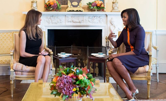 Bà Obama trao đổi kinh nghiệm nuôi con với vợ ông Trump Bà Michelle tiếp bà Melania tại nơi ở riêng trong dinh tổng thống. Ảnh: White House.