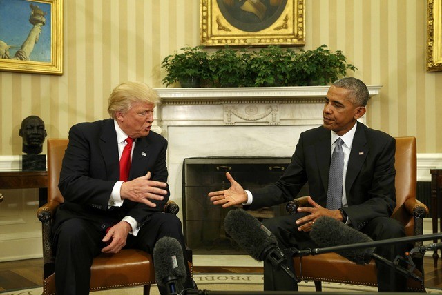 Ông Donald Trump tới Nhà Trắng gặp Tổng thống Obama Tổng thống đắc cử Donald Trump bắt tay Tổng thống đương nhiệm Barack Obama tại phòng Bầu dục của Nhà Trắng.