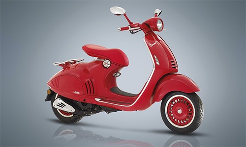 'Bỏng mắt' với siêu xe tay ga đỏ rực Vespa 946 RED Vespa 946 RED 2017 - bản đặc biệt kêu gọi phòng chống AIDS, lao và sốt rét.