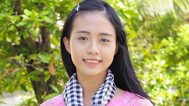 Những con sếu xứ Sen Hồng Cô sinh viên Huỳnh Ngọc Như với trang phục áo dài bằng khăn choàng.