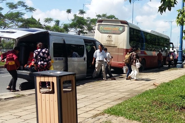 Bị truy gần 3 tỷ đồng vì cho thuê đất làm bến xe lậu Bị dừng hoạt động tại tụ điểm 419 Lê Hồng Phong, hãng xe Thành Bưởi chuyển sang đón khách giữa đường. Ảnh: Báo Giao thông