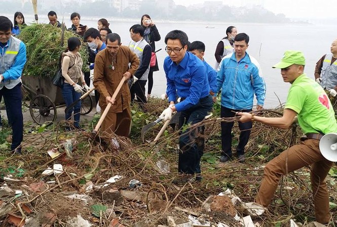 Phó Thủ tướng cùng các bạn trẻ dọn vệ sinh môi trường Phó Thủ tướng Vũ Đức Đam tham gia cuốc cỏ, dọn dẹp vệ sinh môi trường tại Hồ Linh Đàm (Hà Nội).