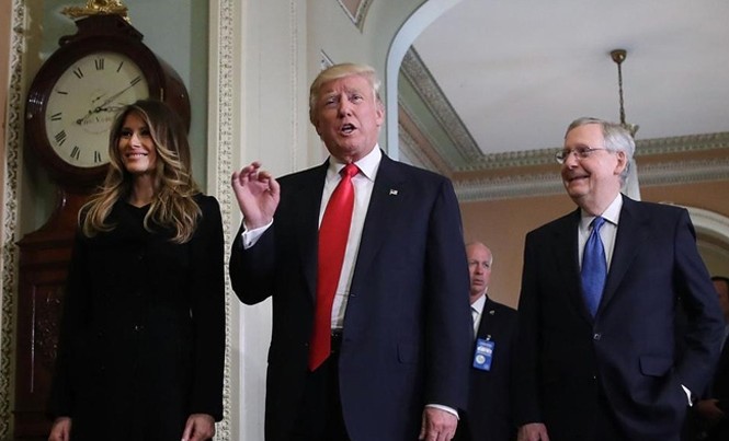 Ông Donald Trump đối phó thế nào với các vụ kiện? Tổng thống mới đắc cử Donald Trump và phu nhân vào Nhà Trắng gặp Tổng thống đương nhiệm Barack Obama.