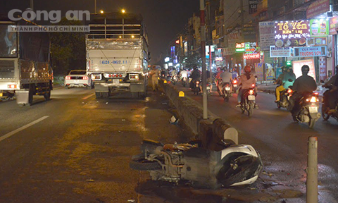 Ngã vào làn ô tô, đôi nam nữ bị xe tải cán thương vong Hiện trường xảy ra tai nạn.