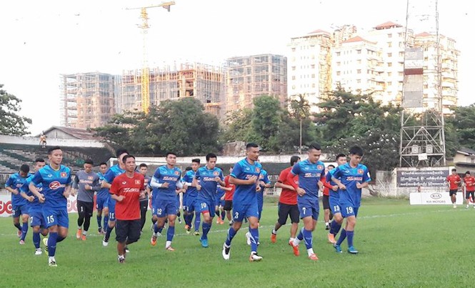 Tuyển Việt Nam có nguy cơ mất Tuấn Anh ở trận đầu AFF Cup Vào 17h hôm nay, tuyển Việt Nam đã có buổi tập đầu tiên sau khi đặt chân tới Yangon, Myanmar.