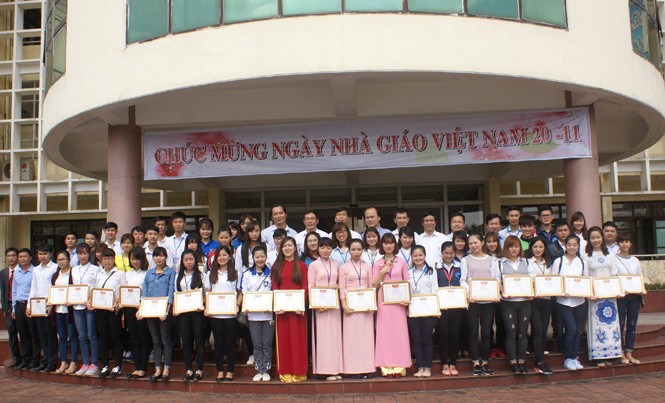 Tuyên dương 8 tập thể và 82 cá nhân tiêu biểu năm học 2015 – 2016 Tuyên dương 8 tập thể và 82 cá nhân tiêu biểu năm học 2015 – 2016