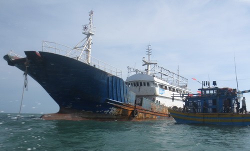 Tàu lạ không có người trôi dạt trên biển Bình Thuận Con tàu được ngư dân lai dắt vào bờ. Ảnh: Thái Hà.