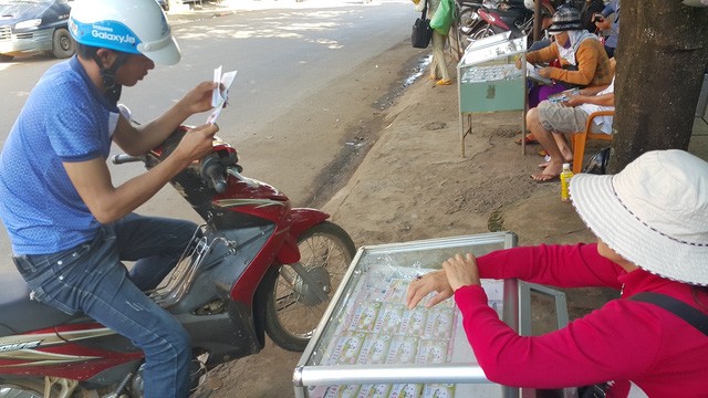Kiếm cả nửa triệu đồng/ngày nhờ bán vé số tự chọn... in sẵn Tại Đắk Nông, để mua một tấm vé tự chọn in sẵn không khó.