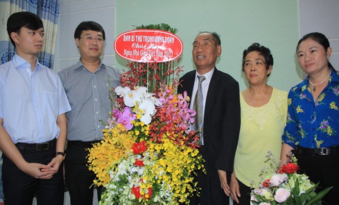 Bí thư thứ nhất TƯ Đoàn thăm hỏi, chúc mừng thầy Nguyễn Ngọc Ký Đoàn công tác T.Ư Đoàn tặng hoa chúc mừng gia đình thầy Nguyễn Ngọc Ký.