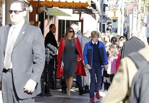 Vợ Trump và con trai út có thể không chuyển vào Nhà Trắng Bà Melania Trump và con trai Barron được các Mật vụ Mỹ theo sát bảo vệ khi ra ngoài ăn trưa hôm 18/11. Ảnh: Best Images.