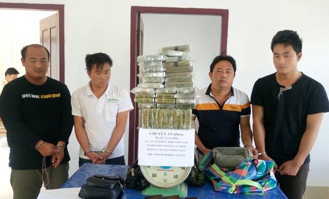 Bắt 4 đối tượng tuồn 69 bánh heroin vào Việt Nam Các đối tượng và tang vật tại CQĐT.