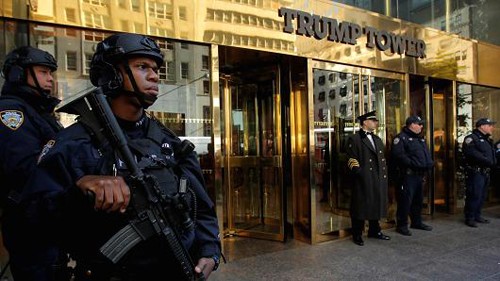Tốn triệu đô mỗi ngày để bảo vệ Trump và gia đình ở New York Cảnh sát canh gác trước Tháp Trump ở Manhattan, New York. Ảnh: Reuters
