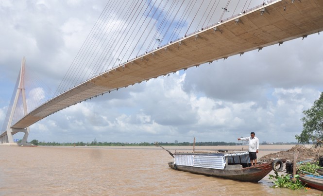 Ghen tuông đâm chết bạn gái rồi lên cầu Cần Thơ tự tử Ông Bùi Minh Tâm chỉ nơi các nạn nhân thường xuyên nhảy cầu tự vẫn.