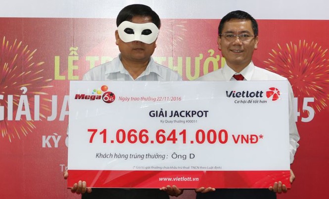 Trao 71 tỷ đồng giải đặc biệt xổ số điện toán Ông D. (quê Quảng Ngãi), đang sinh sống và làm việc tại TPHCM nhận giải đặc biệt hơn 71 tỷ đồng. Ảnh: Vietlott.