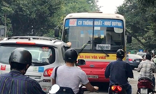Đình chỉ tài xế xe buýt lấn làn, phải đi lùi Xe buýt chạy tuyến số 40 lấn làn, bị ô tô con đi đúng chiều “đùn” cho phải đi lùi ngày 23/11.