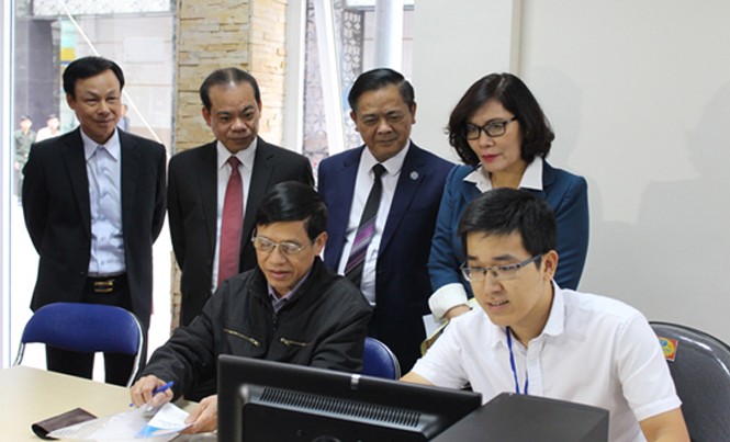 Hà Nội khánh thành khu dân cư điện tử ở các toà nhà cao tầng Cán bộ hướng dẫn công dân thực hiện thủ tục hành chính tại Khu dân cư điện tử Hapulico. Ảnh: Thái San.