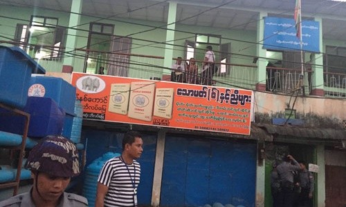 Hàng loạt vụ nổ xảy ra ở Myanmar Cảnh sát có mặt tại hiện trường nơi xảy ra các vụ nổ ở Yangon. Ảnh: Myanmar Times.