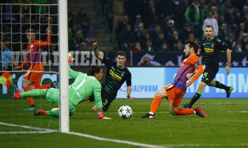 Man City giành vé đi tiếp dù không thắng Monchengladbach Silva đệm bóng cận thành gỡ hòa cho Man City. Ảnh: Reuters.