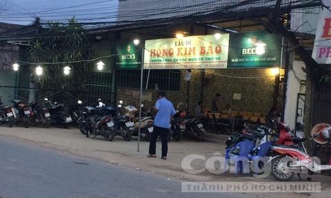 Bảo vệ quán lẩu dê nằm chết trên ghế bố Quán lẩu dê nơi xảy ra vụ việc.