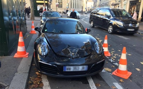 Xe Porsche bị cho nổ nắp cốp vì nằm ở chỗ đỗ taxi Mẫu xe thể thao bị bỏ lại bên đường với chiếc nắp cốp hư hỏng do vụ nổ. Ảnh: DR.