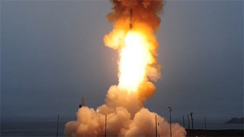 Tên lửa đạn đạo liên lục địa của Mỹ là vũ khí tấn công lợi hại ICBM LGM-30G Minuteman III. Ảnh: DefenseTalk.
