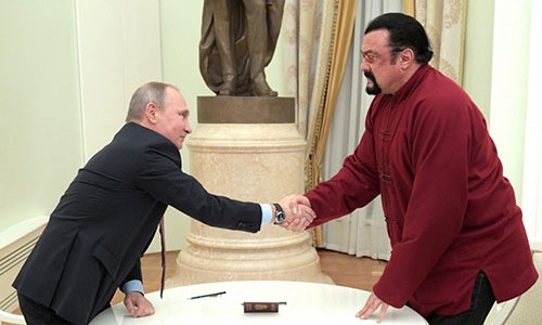 Ông Putin tặng hộ chiếu Nga cho diễn viên võ thuật Mỹ Tổng thống Putin bắt tay diễn viên Mỹ Steven Seagal tại điện Kremlin, Moscow, hôm qua. Ảnh: AP.